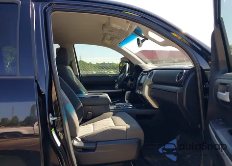 2017 Toyota Tundra Sr5 5.7L V8 из США, поврежденный, VIN 5TFDW5F11HX655719